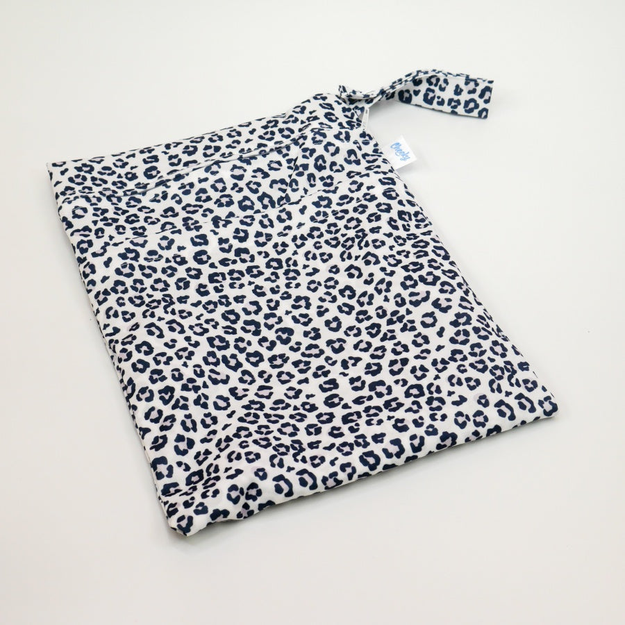 The Cloth Nappy Company Malta Cheeky Wipes Wetbag Double Small Leopard grey